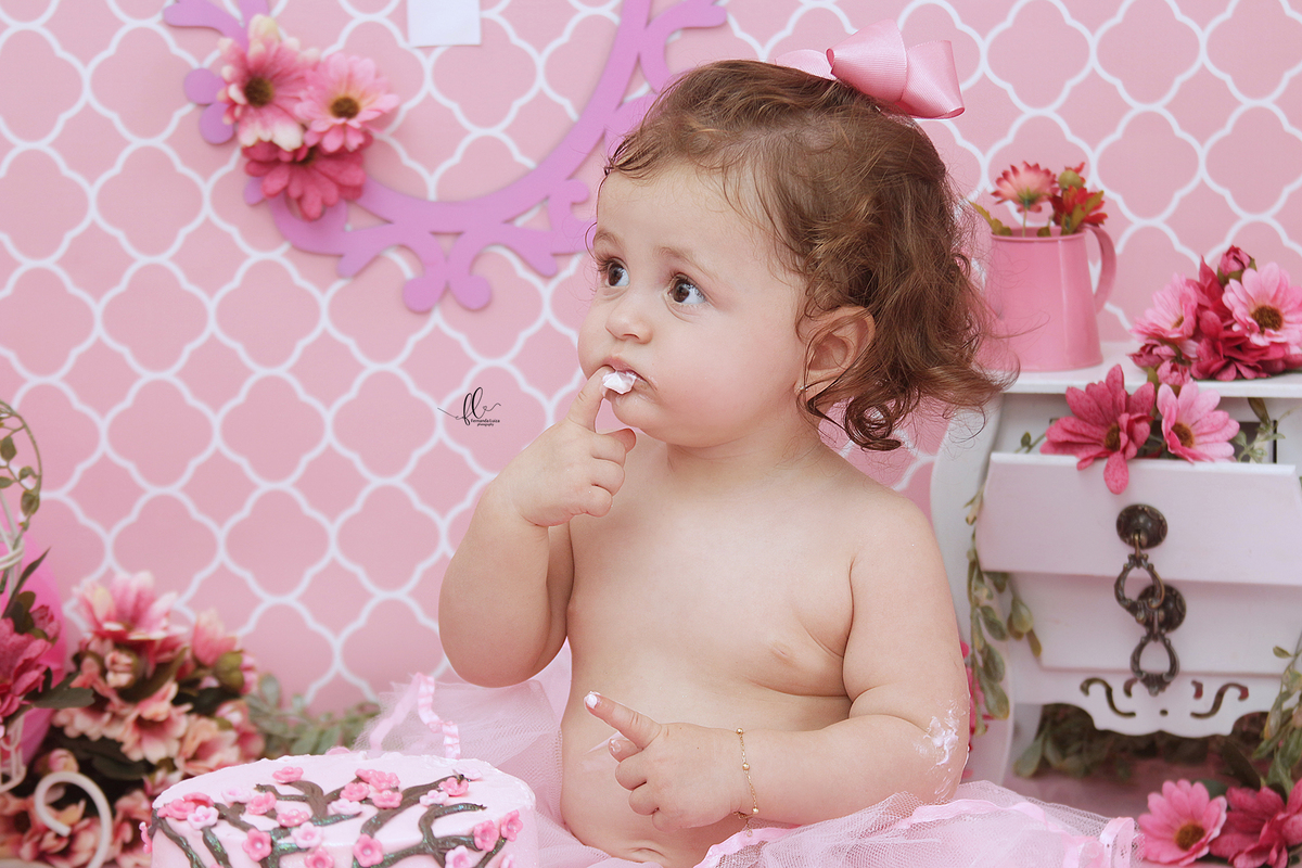 smash the cake rosa, ideias jardim encantado, sessão do bolinho, cake smash, smash the cake tema jardim encantado, smash the cake cenário jardim, jardim encantado,bolo jardim encantado,smash the cake para menina,smash the cake flores, flores,,borboleta