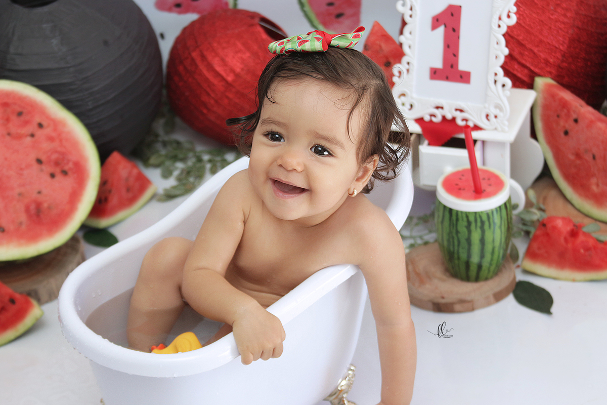 smash the fruit,ideias de sessão com melancia,cake smash,smash the fruit tema melancia,smash the fruit cenário de melancia, melancia, sessão melancia, bolo da magali,smash the fruit para menina,sessão de um ano no tema turma da mônica , magali, melancia