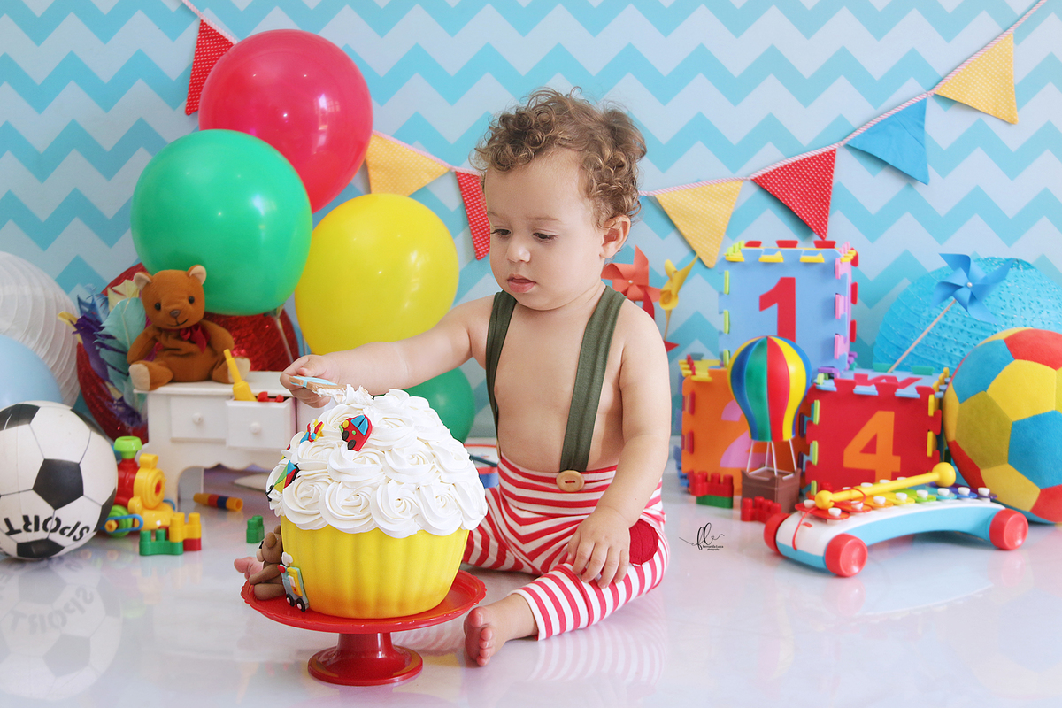 smash tema brinquedos,smash the cake,sessão smash the cake, cake smash,smash the cake brinquedos,smash the cake cenário brinquedos antigos,brinquedos,tema brinquedos,smash the cake para menino,sessão de um ano no tema brinquedos, brincadeira