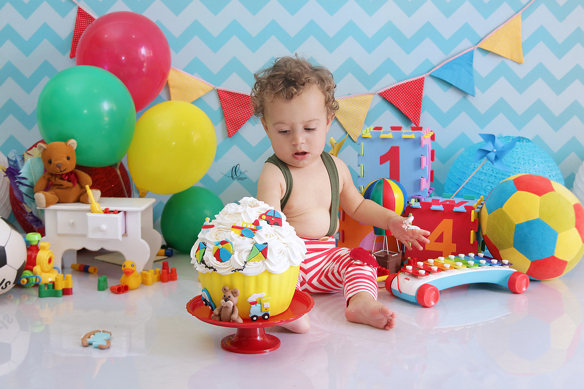 smash tema brinquedos,smash the cake,sessão smash the cake, cake smash,smash the cake brinquedos,smash the cake cenário brinquedos antigos,brinquedos,tema brinquedos,smash the cake para menino,sessão de um ano no tema brinquedos, brincadeira