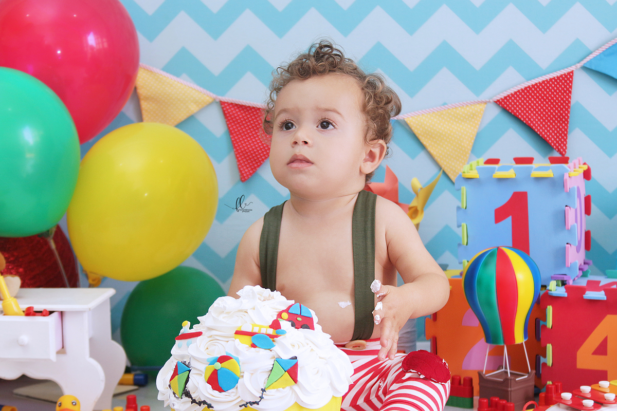 smash tema brinquedos,smash the cake,sessão smash the cake, cake smash,smash the cake brinquedos,smash the cake cenário brinquedos antigos,brinquedos,tema brinquedos,smash the cake para menino,sessão de um ano no tema brinquedos, brincadeira