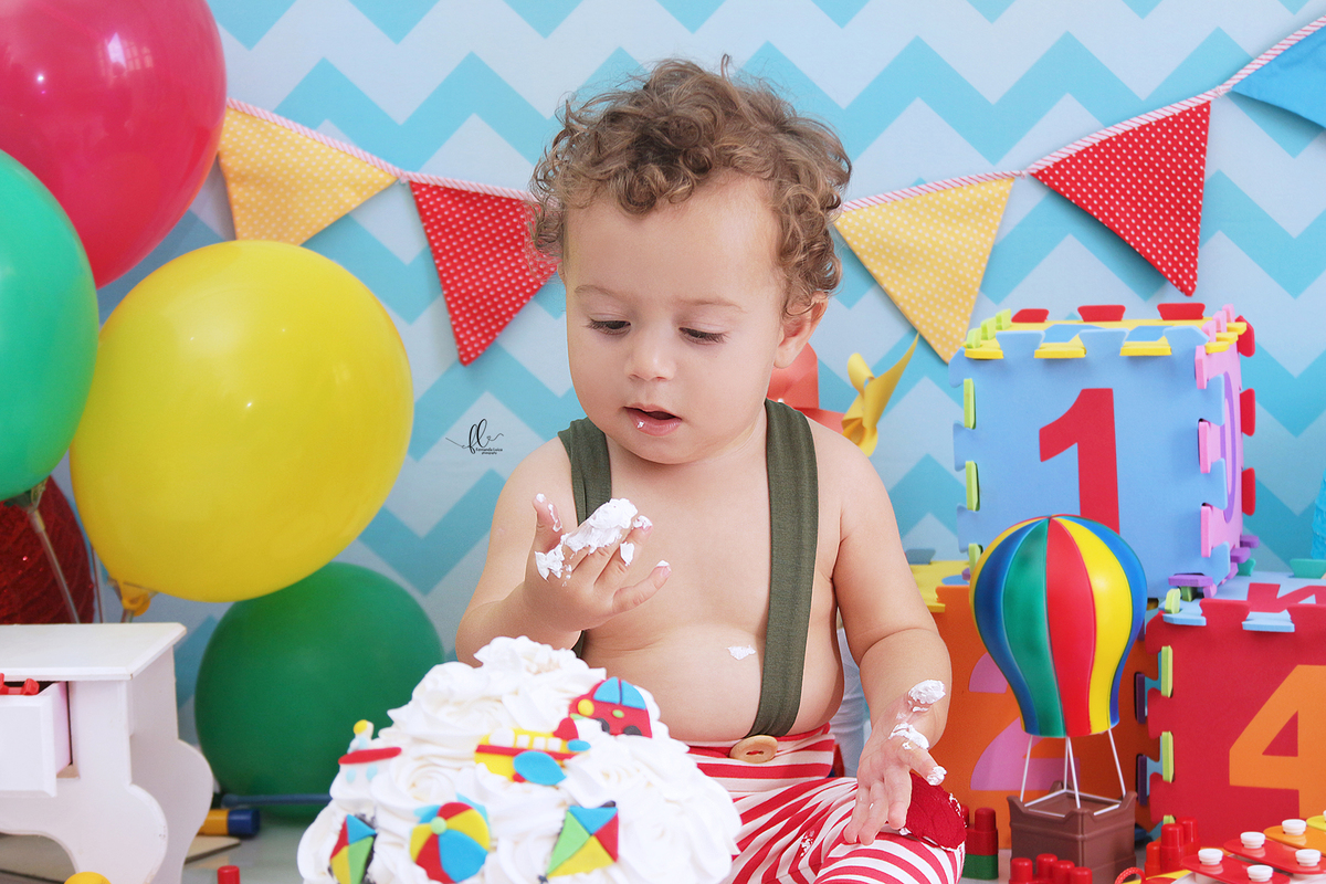 smash tema brinquedos,smash the cake,sessão smash the cake, cake smash,smash the cake brinquedos,smash the cake cenário brinquedos antigos,brinquedos,tema brinquedos,smash the cake para menino,sessão de um ano no tema brinquedos, brincadeira