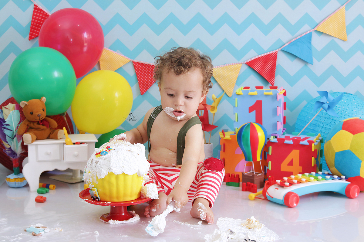 smash tema brinquedos,smash the cake,sessão smash the cake, cake smash,smash the cake brinquedos,smash the cake cenário brinquedos antigos,brinquedos,tema brinquedos,smash the cake para menino,sessão de um ano no tema brinquedos, brincadeira