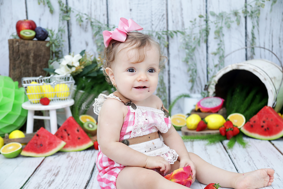 smash the fruit,ideias de sessão com melancia,cake smash,smash the fruit, ideias smash the fruit , melancia, sessão melancia, ,smash the fruit para menina,sessão de um ano no tema frutinhas ,sessao frutinhas, melancia, frutinhas, sessao com morangos
