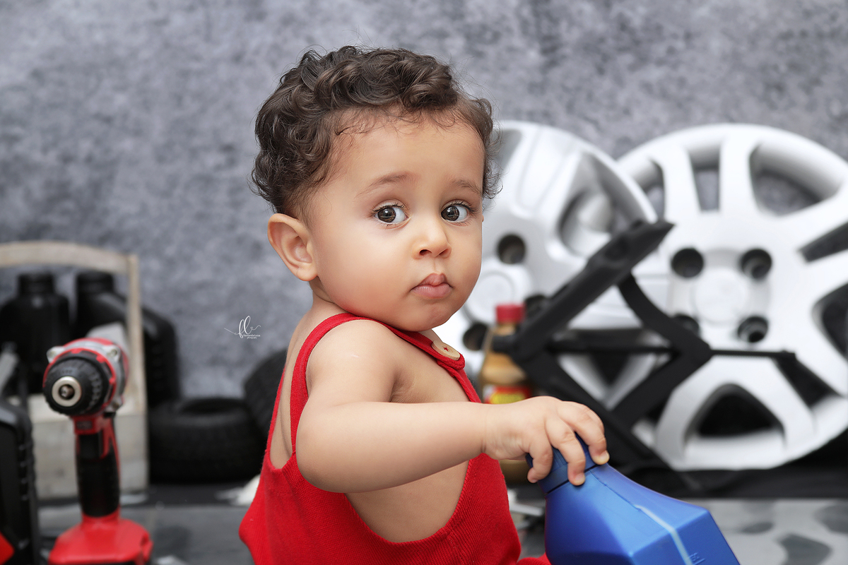 smash the cake, smash the cake menino, smash menino. ideias de smash the cake menino, ideias de sessão de um ano menino, sessão de menino, mecanico, smash the cake mecanico, oficina mecanica smash the cake oficina, sessão oficina mecanica, carro, pneu, 