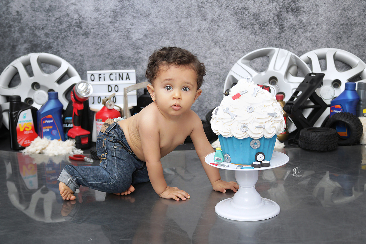 smash the cake, smash the cake menino, smash menino. ideias de smash the cake menino, ideias de sessão de um ano menino, sessão de menino, mecanico, smash the cake mecanico, oficina mecanica smash the cake oficina, sessão oficina mecanica, carro, pneu, 