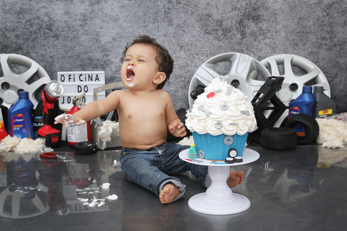 smash the cake, smash the cake menino, smash menino. ideias de smash the cake menino, ideias de sessão de um ano menino, sessão de menino, mecanico, smash the cake mecanico, oficina mecanica smash the cake oficina, sessão oficina mecanica, carro, pneu, 