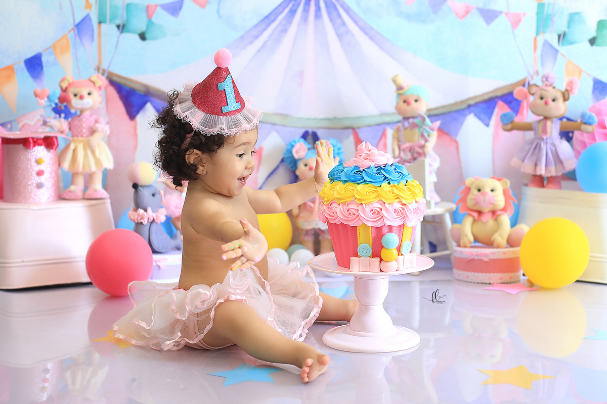 smash, smash the cake, sessão smash the cake, circo menina, sessão do bolinho,foto estúdio, cake smash, smash the cake tema circo, smash the cake cenário de circo, circo rosa, smash the cake circo para menina,  bolo circo rosa