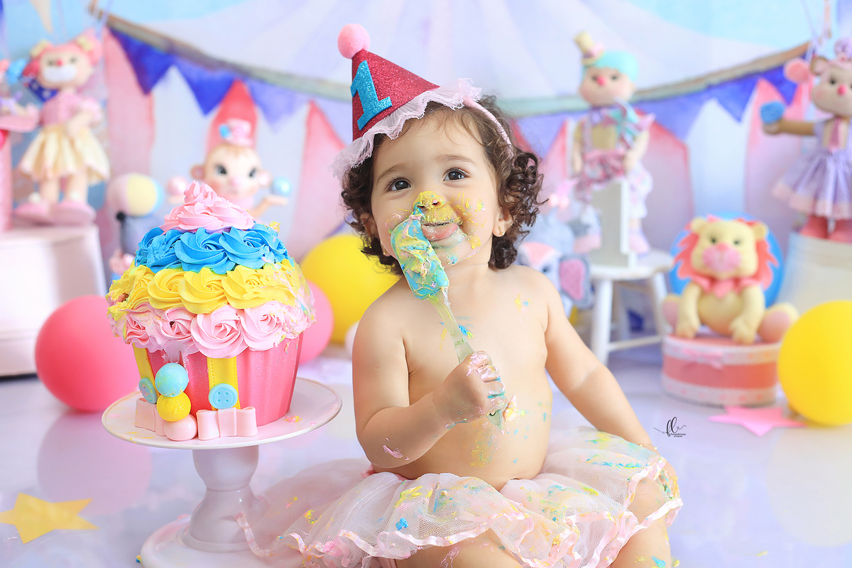 smash, smash the cake, sessão smash the cake, circo menina, sessão do bolinho,foto estúdio, cake smash, smash the cake tema circo, smash the cake cenário de circo, circo rosa, smash the cake circo para menina,  bolo circo rosa
