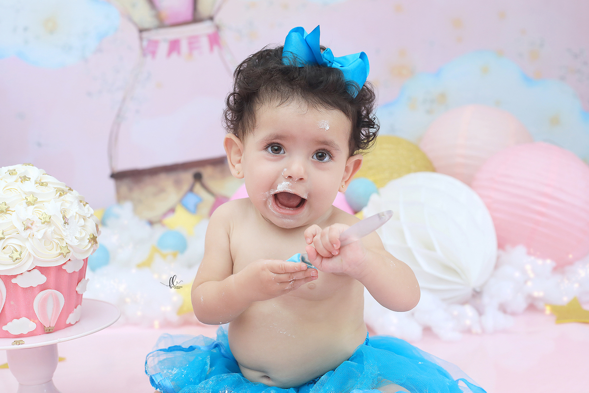 smash, smash the cake,voe alto minha pequena,sessão do bolinho,foto estúdio, cake smash, smash the cake tema voe alto,cenario voe alto menina, baloes,voe alto, smash the cake voe alto para menina,bolo voe alto,baloeiro,balão a gás