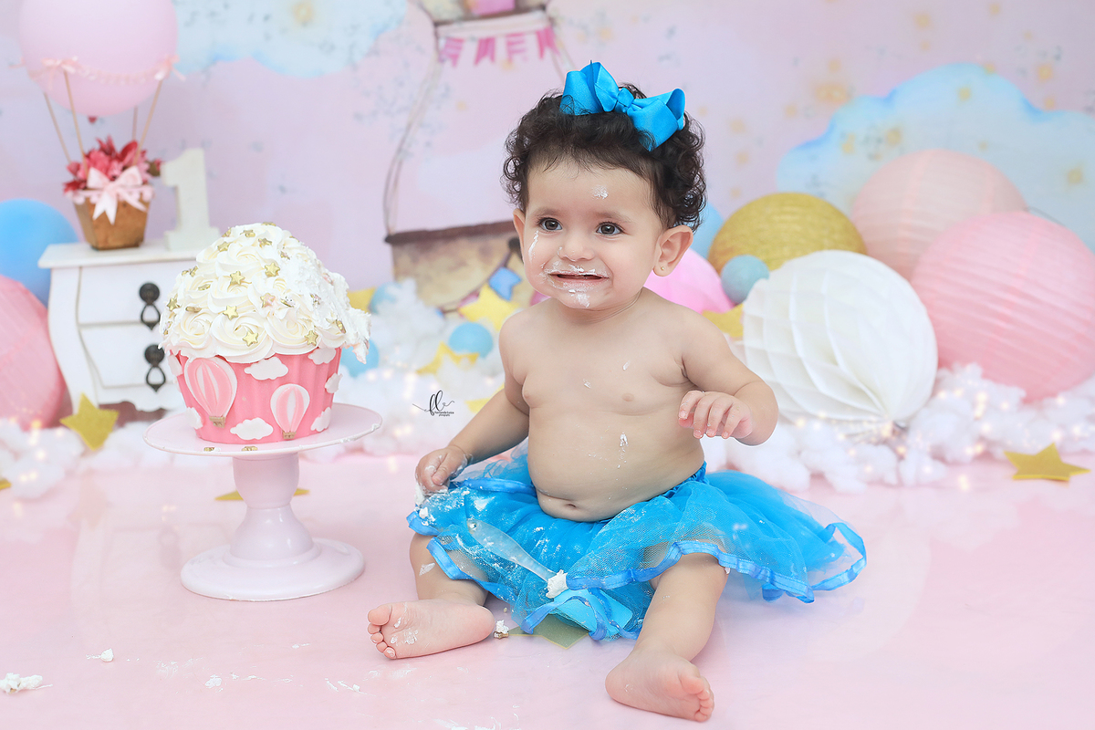 smash, smash the cake,voe alto minha pequena,sessão do bolinho,foto estúdio, cake smash, smash the cake tema voe alto,cenario voe alto menina, baloes,voe alto, smash the cake voe alto para menina,bolo voe alto,baloeiro,balão a gás