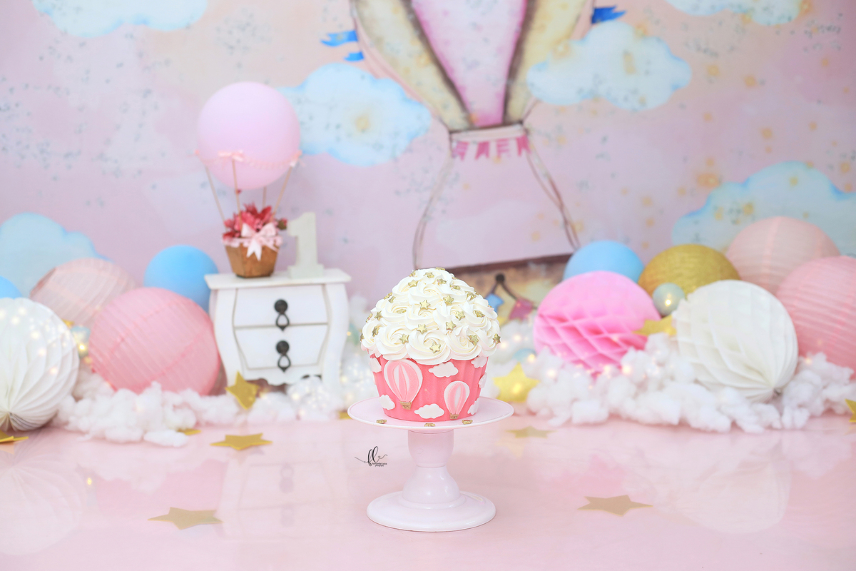 smash, smash the cake,voe alto minha pequena,sessão do bolinho,foto estúdio, cake smash, smash the cake tema voe alto,cenario voe alto menina, baloes,voe alto, smash the cake voe alto para menina,bolo voe alto,baloeiro,balão a gás