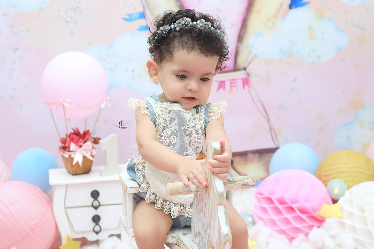 smash, smash the cake,voe alto minha pequena,sessão do bolinho,foto estúdio, cake smash, smash the cake tema voe alto,cenario voe alto menina, baloes,voe alto, smash the cake voe alto para menina,bolo voe alto,baloeiro,balão a gás