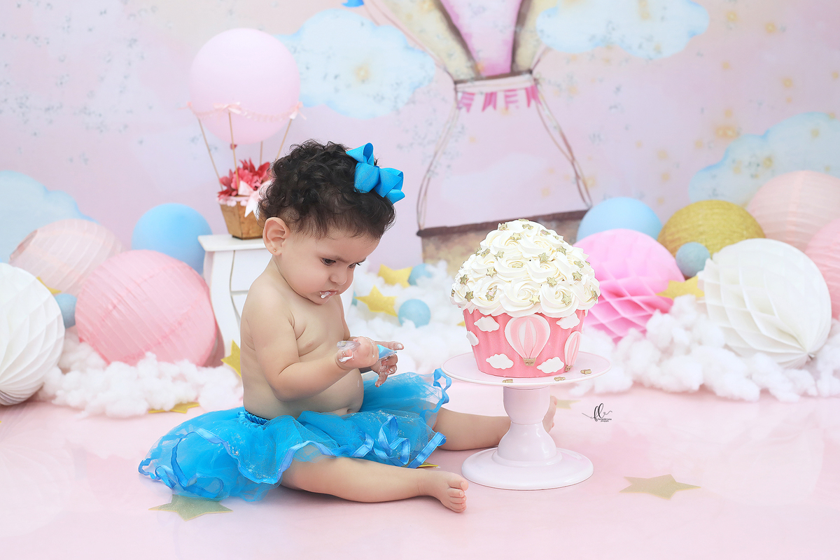 smash, smash the cake,voe alto minha pequena,sessão do bolinho,foto estúdio, cake smash, smash the cake tema voe alto,cenario voe alto menina, baloes,voe alto, smash the cake voe alto para menina,bolo voe alto,baloeiro,balão a gás