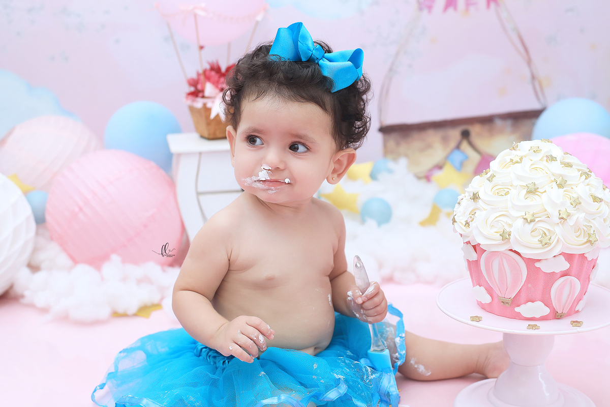 smash, smash the cake,voe alto minha pequena,sessão do bolinho,foto estúdio, cake smash, smash the cake tema voe alto,cenario voe alto menina, baloes,voe alto, smash the cake voe alto para menina,bolo voe alto,baloeiro,balão a gás