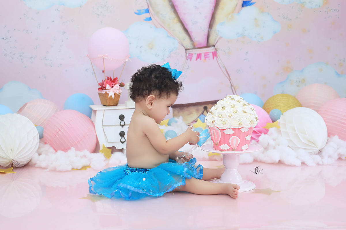 smash, smash the cake,voe alto minha pequena,sessão do bolinho,foto estúdio, cake smash, smash the cake tema voe alto,cenario voe alto menina, baloes,voe alto, smash the cake voe alto para menina,bolo voe alto,baloeiro,balão a gás
