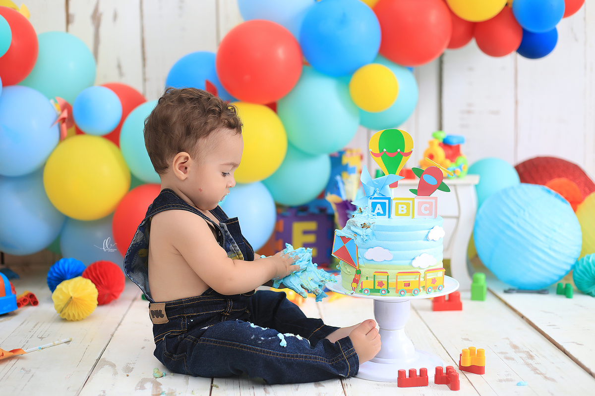 smash tema brinquedos,smash the cake,sessão smash the cake, cake smash,smash the cake brinquedos,smash the cake cenário brinquedos antigos,brinquedos,tema brinquedos,smash the cake para menino,sessão de um ano no tema brinquedos, brincadeira