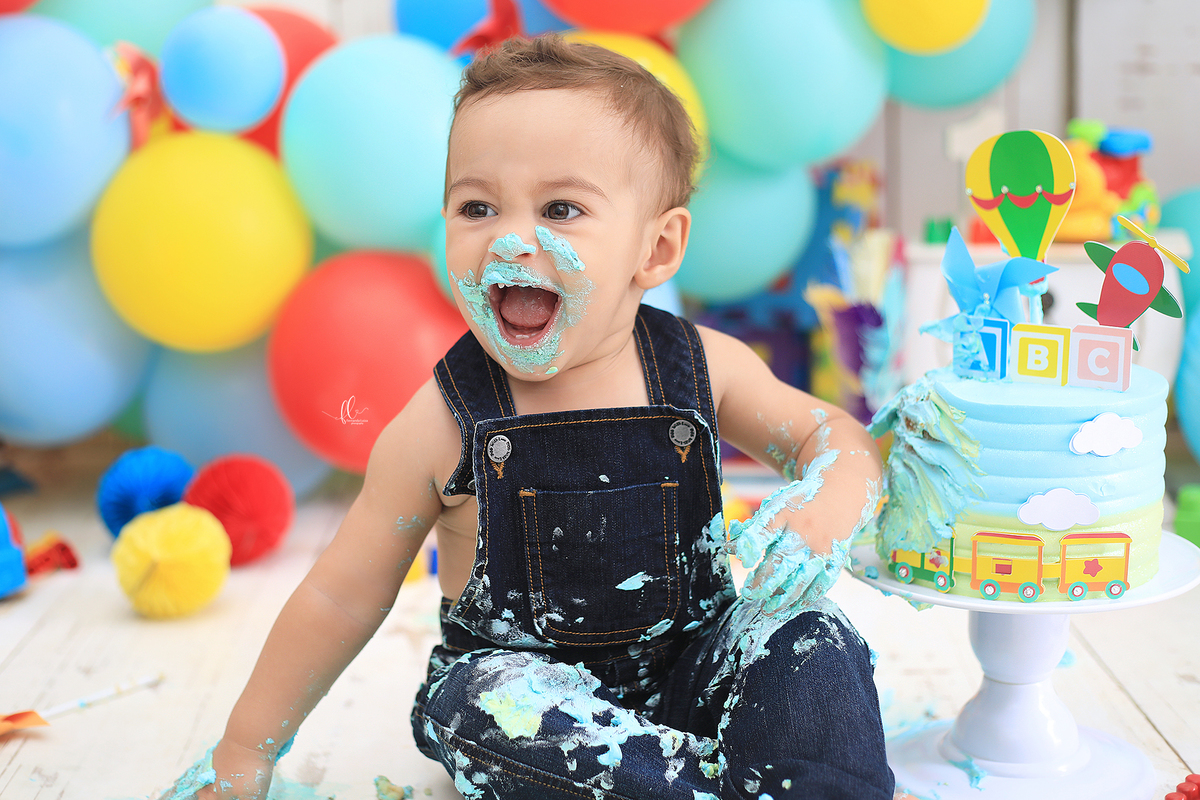 smash tema brinquedos,smash the cake,sessão smash the cake, cake smash,smash the cake brinquedos,smash the cake cenário brinquedos antigos,brinquedos,tema brinquedos,smash the cake para menino,sessão de um ano no tema brinquedos, brincadeira