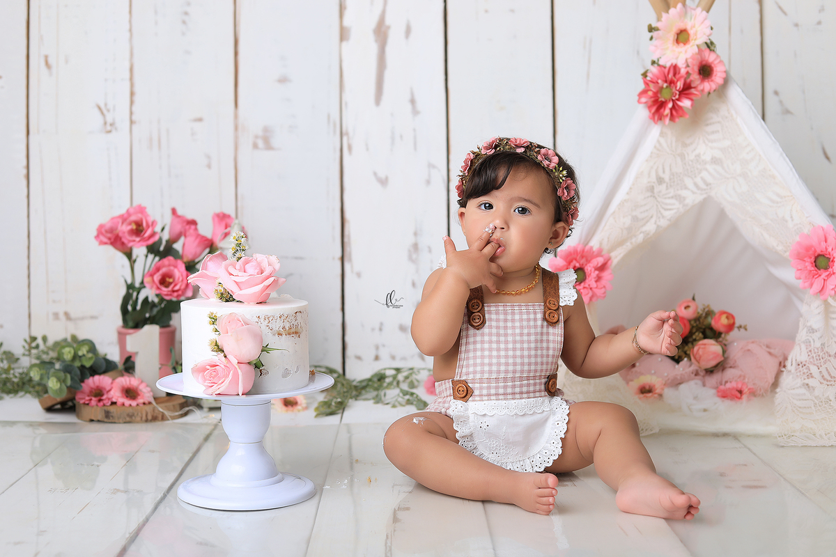 smash, smash the cake, ideias jardim encantado, sessão do bolinho, cake smash, smash the cake tema jardim encantado, smash the cake cenário jardim, jardim encantado,bolo jardim encantado,smash the cake para menina,sessão de um ano no tema jardim,borboleta