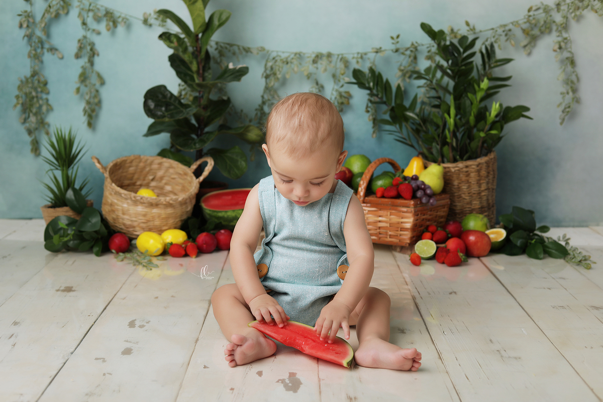 acompahamento do bebe,sessão de frutas, frutinhas, introdução alimentar, sessão das frutas, frutas, mini sessoa frutas, frutinhas, sessão do bebe, fotos com melancia, melancia, morango, sessao com morangos, sessão com melancia