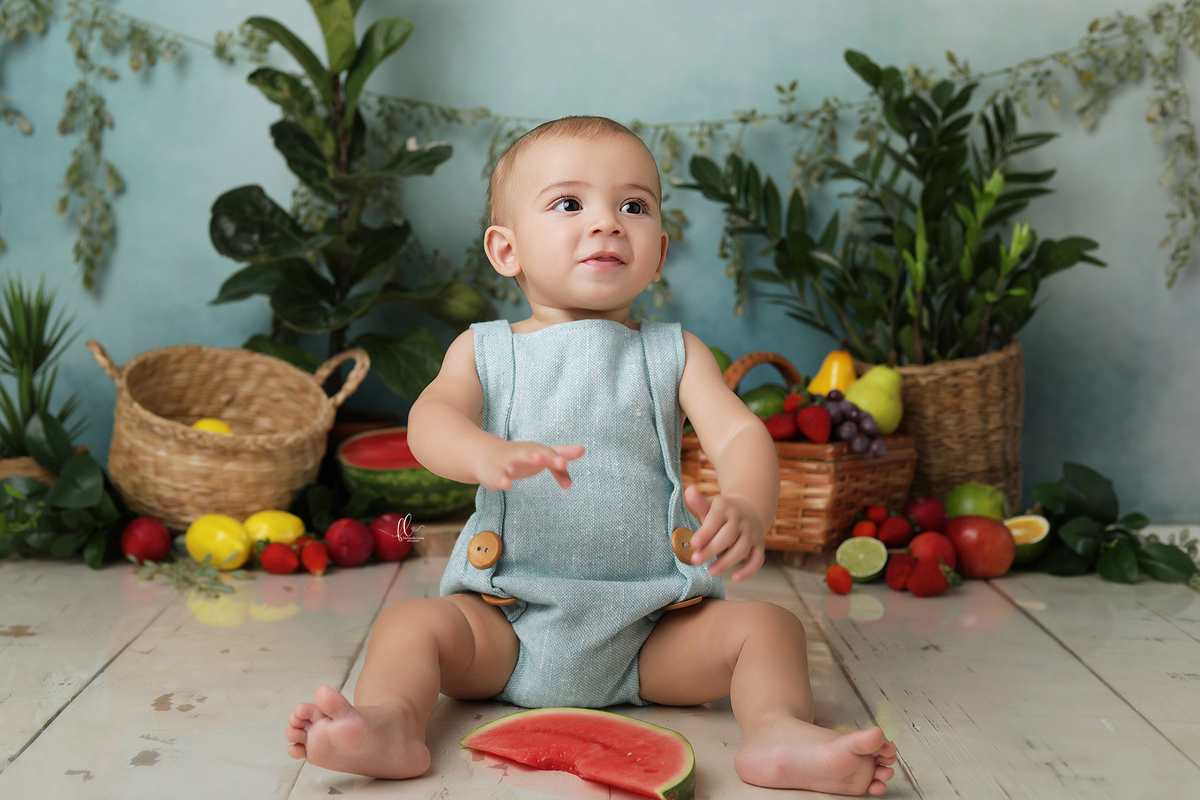 acompahamento do bebe,sessão de frutas, frutinhas, introdução alimentar, sessão das frutas, frutas, mini sessoa frutas, frutinhas, sessão do bebe, fotos com melancia, melancia, morango, sessao com morangos, sessão com melancia