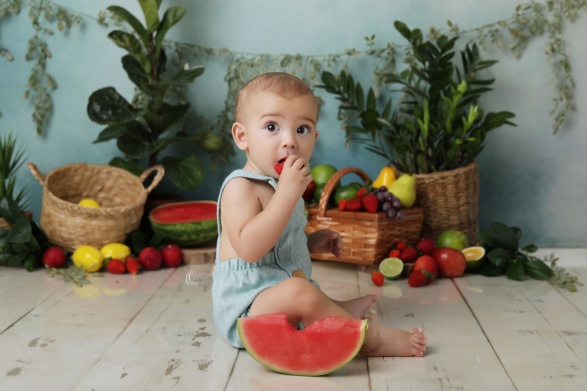 acompahamento do bebe,sessão de frutas, frutinhas, introdução alimentar, sessão das frutas, frutas, mini sessoa frutas, frutinhas, sessão do bebe, fotos com melancia, melancia, morango, sessao com morangos, sessão com melancia