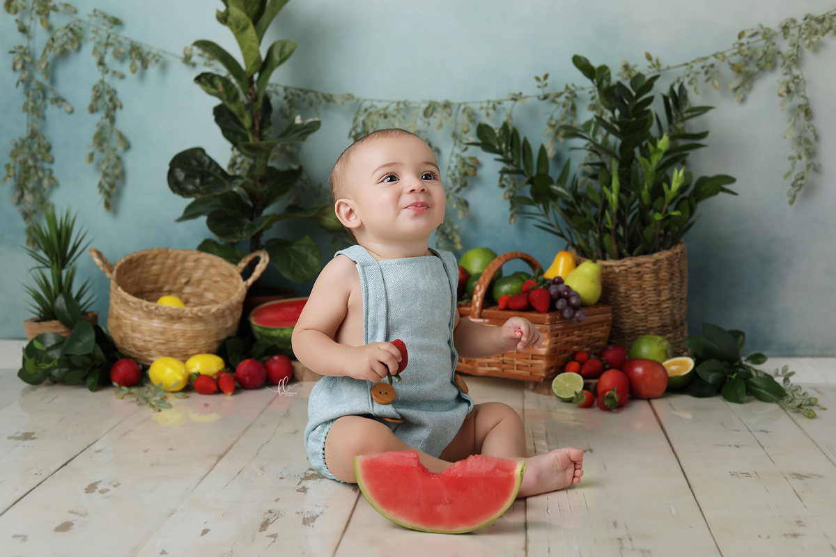 acompahamento do bebe,sessão de frutas, frutinhas, introdução alimentar, sessão das frutas, frutas, mini sessoa frutas, frutinhas, sessão do bebe, fotos com melancia, melancia, morango, sessao com morangos, sessão com melancia