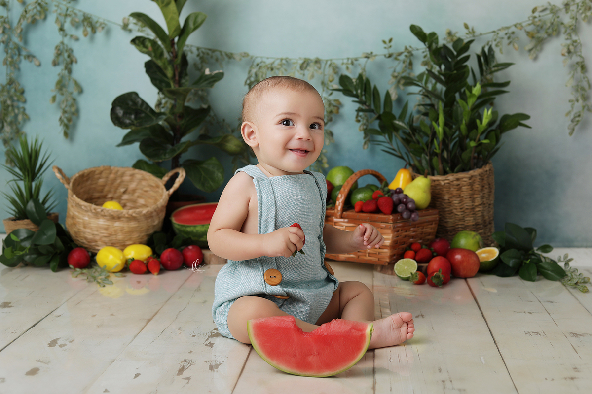 acompahamento do bebe,sessão de frutas, frutinhas, introdução alimentar, sessão das frutas, frutas, mini sessoa frutas, frutinhas, sessão do bebe, fotos com melancia, melancia, morango, sessao com morangos, sessão com melancia