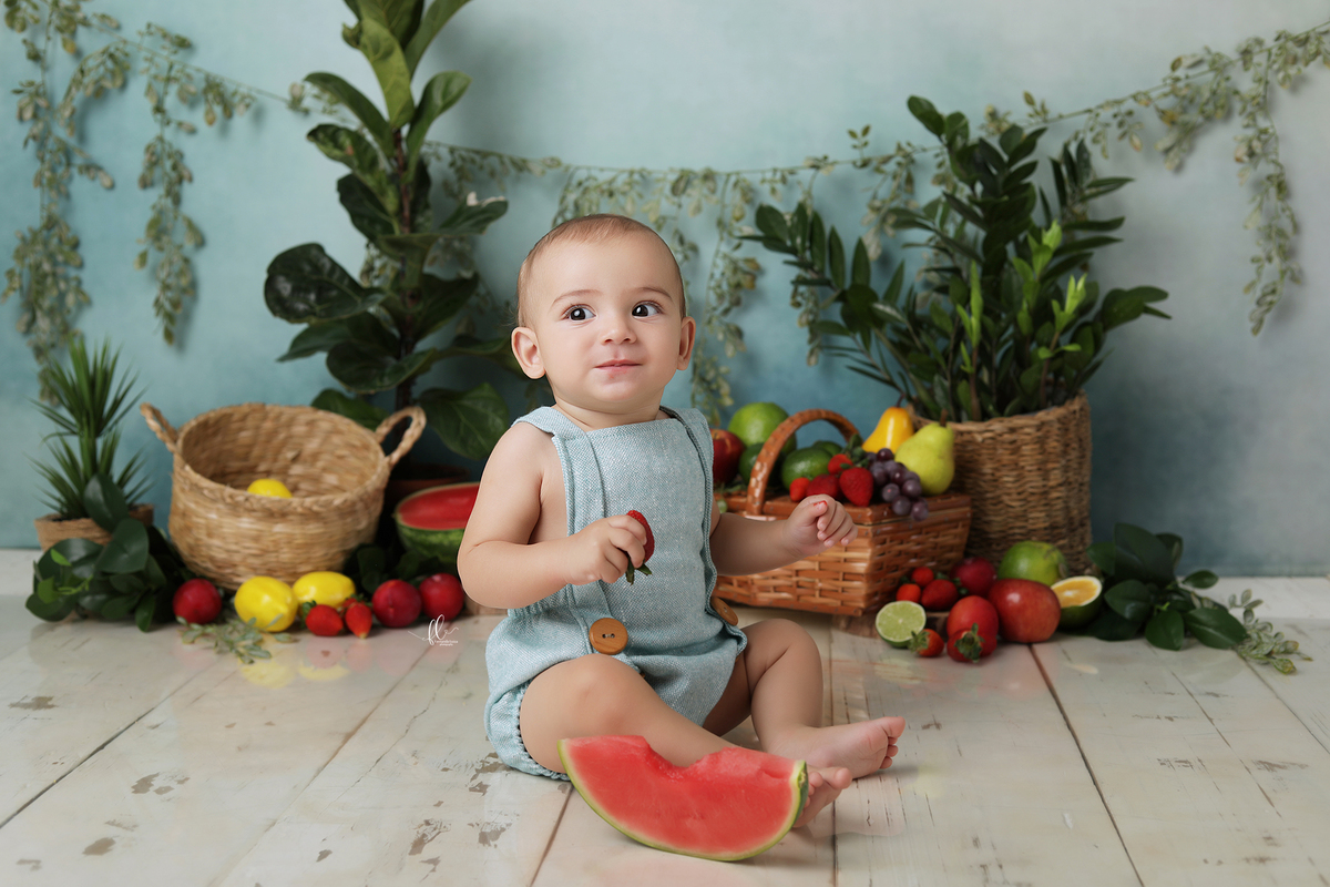 acompahamento do bebe,sessão de frutas, frutinhas, introdução alimentar, sessão das frutas, frutas, mini sessoa frutas, frutinhas, sessão do bebe, fotos com melancia, melancia, morango, sessao com morangos, sessão com melancia