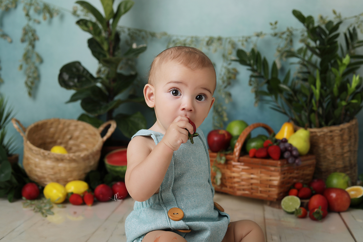 acompahamento do bebe,sessão de frutas, frutinhas, introdução alimentar, sessão das frutas, frutas, mini sessoa frutas, frutinhas, sessão do bebe, fotos com melancia, melancia, morango, sessao com morangos, sessão com melancia
