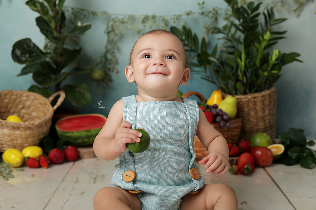 acompahamento do bebe,sessão de frutas, frutinhas, introdução alimentar, sessão das frutas, frutas, mini sessoa frutas, frutinhas, sessão do bebe, fotos com melancia, melancia, morango, sessao com morangos, sessão com melancia