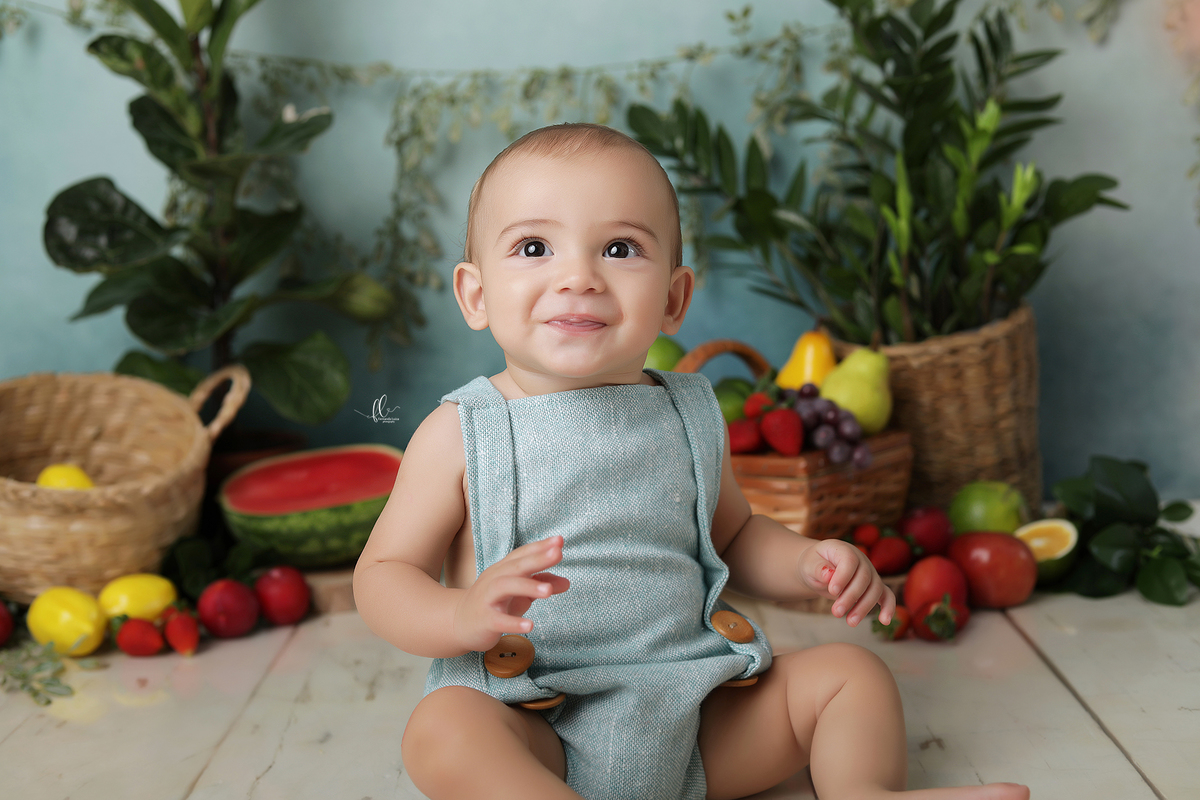 acompahamento do bebe,sessão de frutas, frutinhas, introdução alimentar, sessão das frutas, frutas, mini sessoa frutas, frutinhas, sessão do bebe, fotos com melancia, melancia, morango, sessao com morangos, sessão com melancia