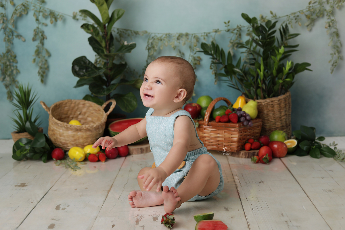 acompahamento do bebe,sessão de frutas, frutinhas, introdução alimentar, sessão das frutas, frutas, mini sessoa frutas, frutinhas, sessão do bebe, fotos com melancia, melancia, morango, sessao com morangos, sessão com melancia