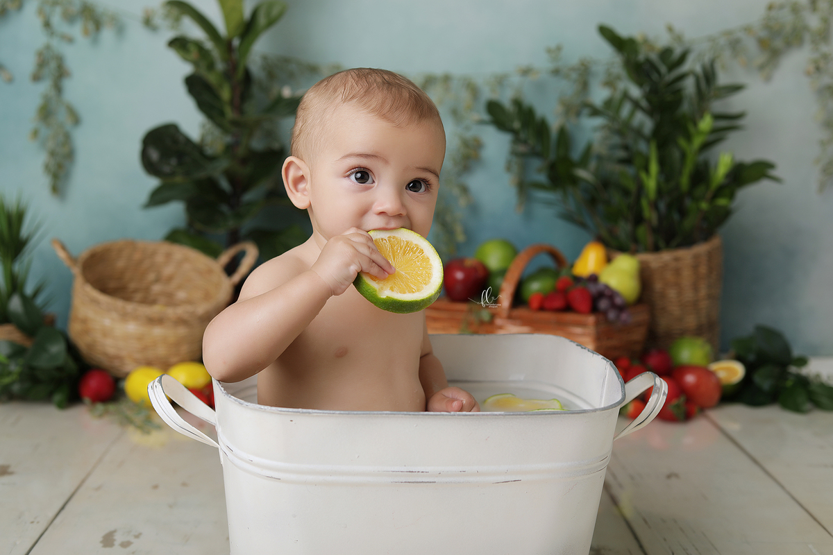 acompahamento do bebe,sessão de frutas, frutinhas, introdução alimentar, sessão das frutas, frutas, mini sessoa frutas, frutinhas, sessão do bebe, fotos com melancia, melancia, morango, sessao com morangos, sessão com melancia
