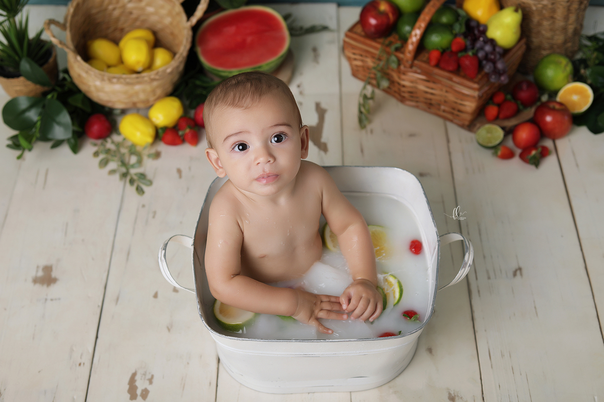 acompahamento do bebe,sessão de frutas, frutinhas, introdução alimentar, sessão das frutas, frutas, mini sessoa frutas, frutinhas, sessão do bebe, fotos com melancia, melancia, morango, sessao com morangos, sessão com melancia
