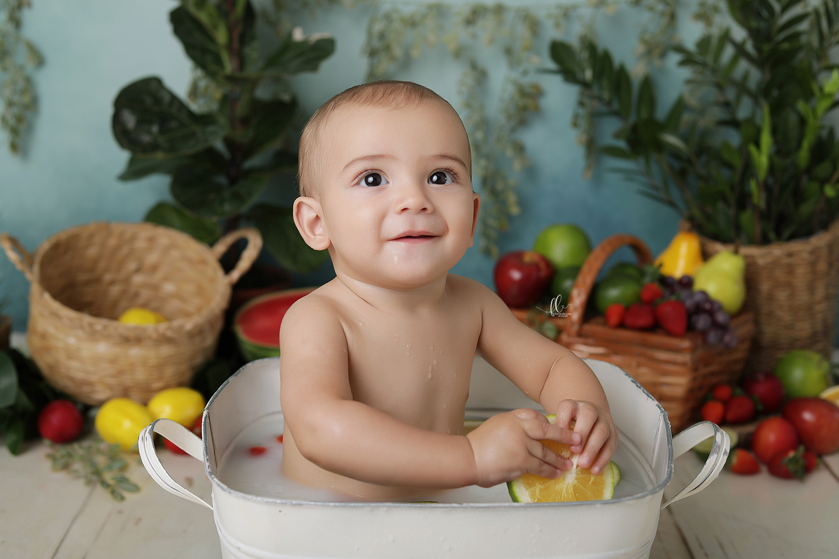 acompahamento do bebe,sessão de frutas, frutinhas, introdução alimentar, sessão das frutas, frutas, mini sessoa frutas, frutinhas, sessão do bebe, fotos com melancia, melancia, morango, sessao com morangos, sessão com melancia