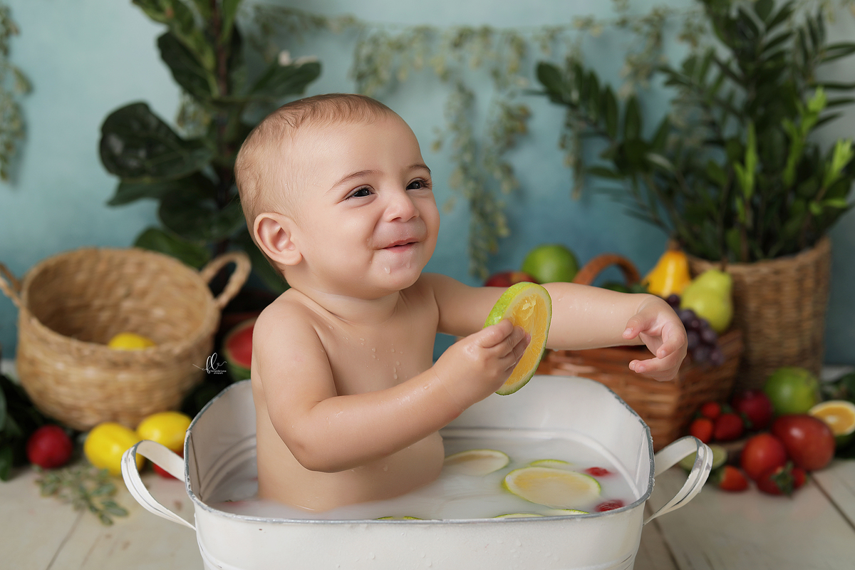 acompahamento do bebe,sessão de frutas, frutinhas, introdução alimentar, sessão das frutas, frutas, mini sessoa frutas, frutinhas, sessão do bebe, fotos com melancia, melancia, morango, sessao com morangos, sessão com melancia