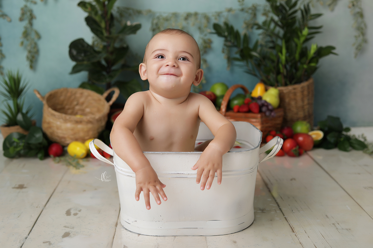 acompahamento do bebe,sessão de frutas, frutinhas, introdução alimentar, sessão das frutas, frutas, mini sessoa frutas, frutinhas, sessão do bebe, fotos com melancia, melancia, morango, sessao com morangos, sessão com melancia