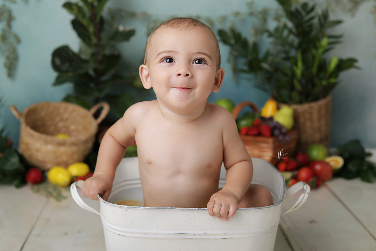 acompahamento do bebe,sessão de frutas, frutinhas, introdução alimentar, sessão das frutas, frutas, mini sessoa frutas, frutinhas, sessão do bebe, fotos com melancia, melancia, morango, sessao com morangos, sessão com melancia