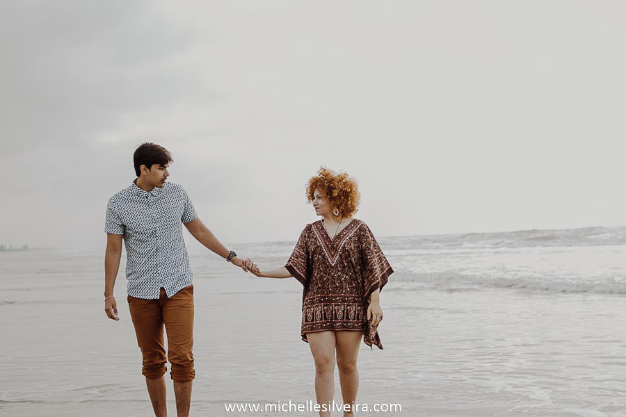 ensaio fotográfico de casal na praia  em ilha comprida são paulo