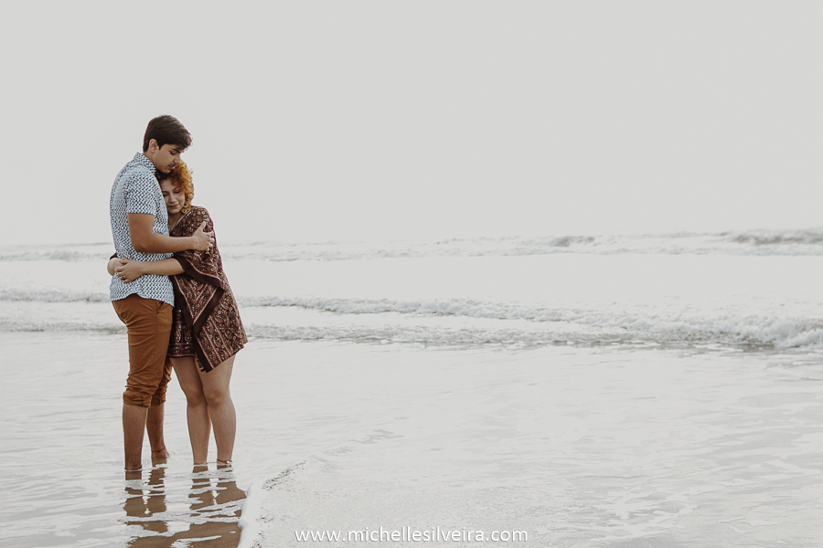 ensaio fotográfico de casal na praia  em ilha comprida são paulo