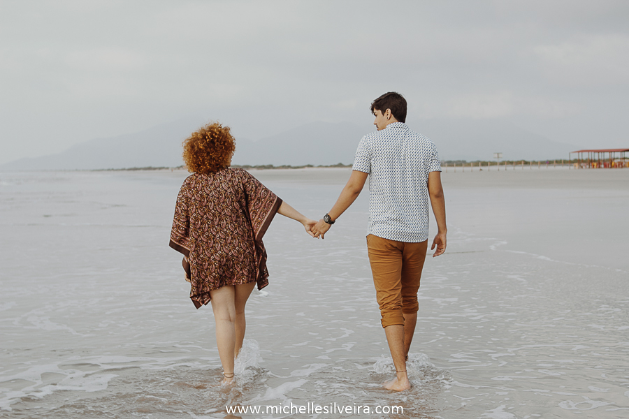 ensaio fotográfico de casal na praia  em ilha comprida são paulo
