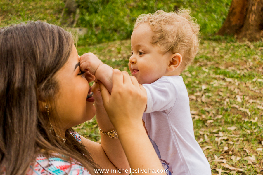 ensaio fotográfico lifestyle de bebe no parque do paço em Diadema - sp