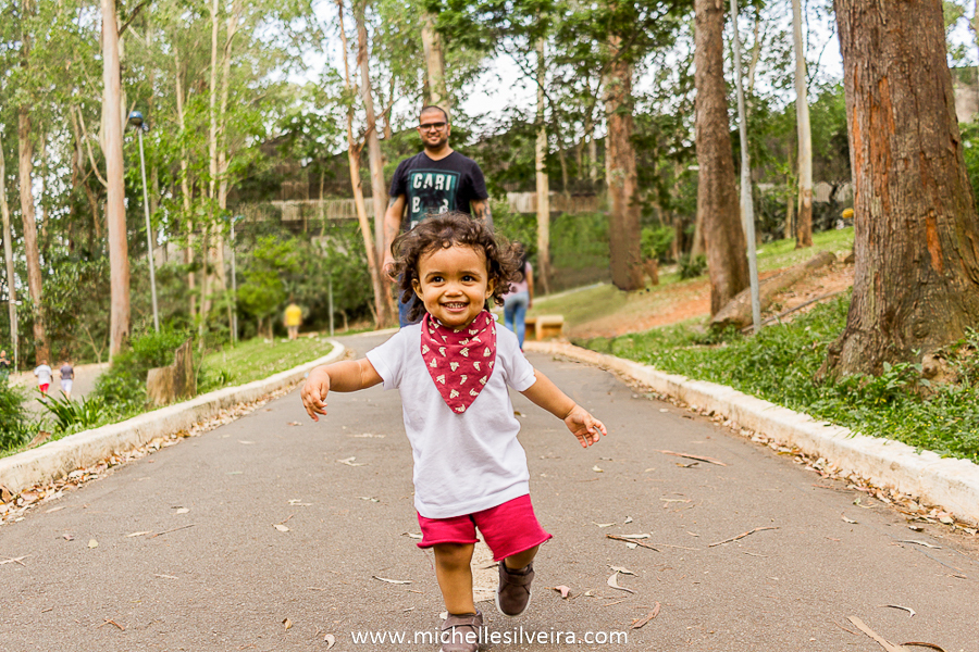 Ensaio fotográfico lifestyle de família no parque do paço em Diadema - sp
