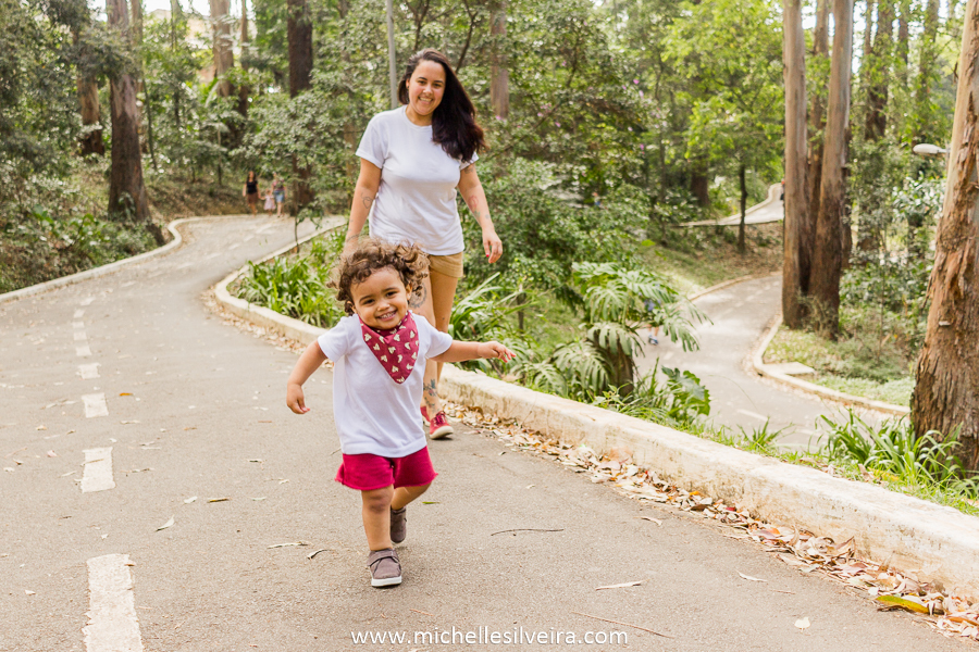 Ensaio fotográfico lifestyle de família no parque do paço em Diadema - sp