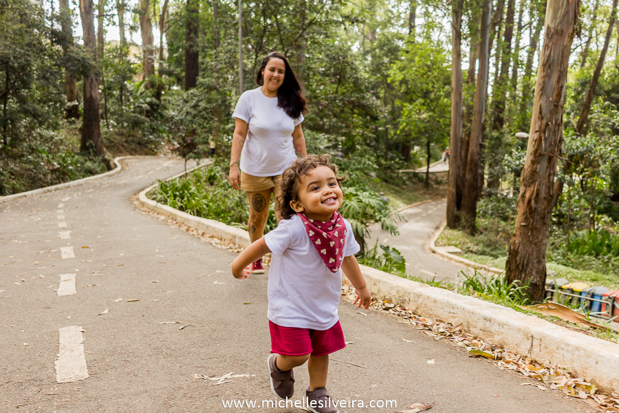 Ensaio fotográfico lifestyle de família no parque do paço em Diadema - sp