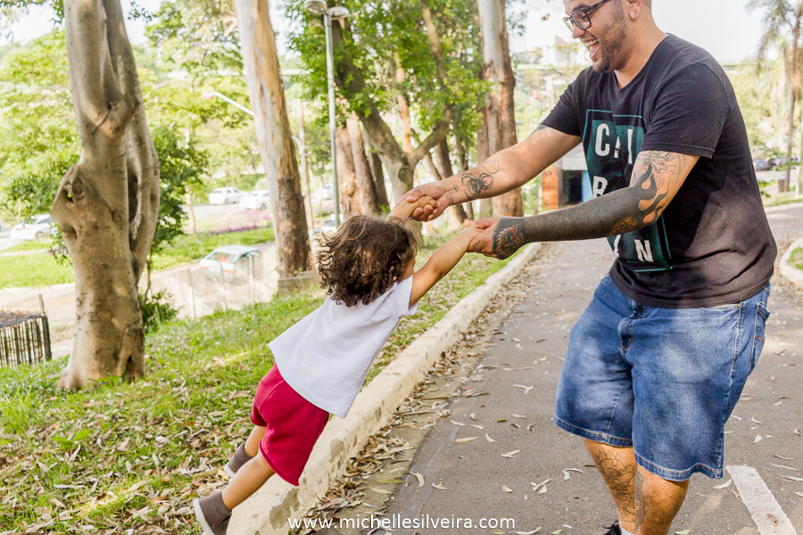 Ensaio fotográfico lifestyle de família no parque do paço em Diadema - sp