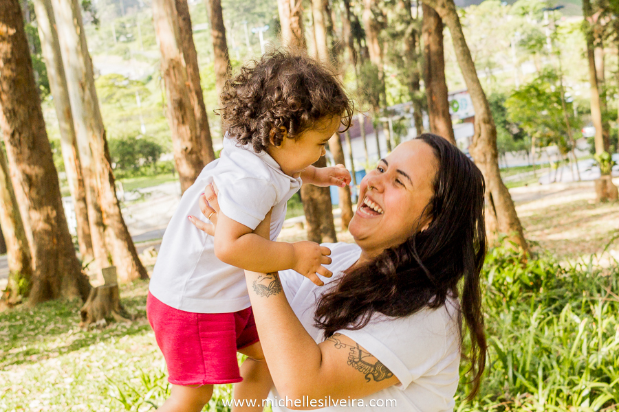 Ensaio fotográfico lifestyle de família no parque do paço em Diadema - sp