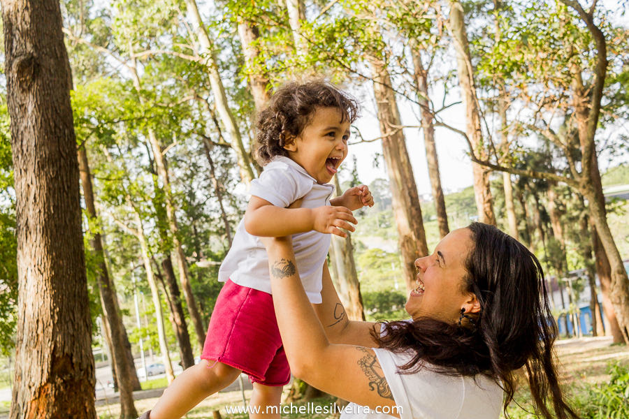 Ensaio fotográfico lifestyle de família no parque do paço em Diadema - sp