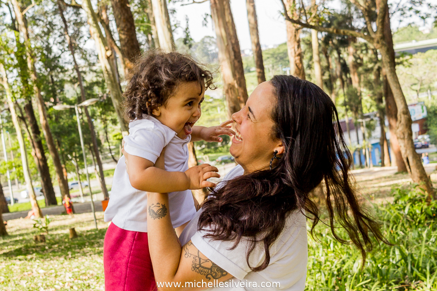Ensaio fotográfico lifestyle de família no parque do paço em Diadema - sp